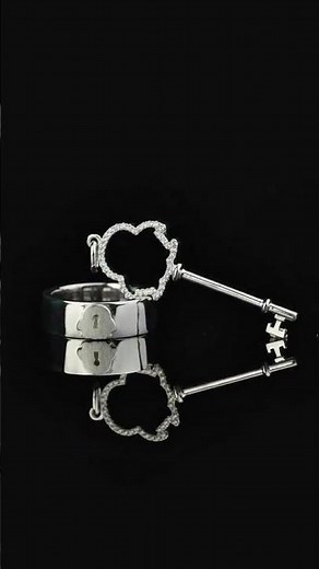 She holds the Key to his Ring... Literally 🗝️💍 #luxurylifestyle #luxury #diamond #jewelry