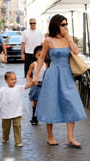 @4lbaro on Instagram: "Kylie Jenner está en Roma de vacaciones con sus hijos con look increible. Kylie Jenner aparece por sorpresa en la capital de Italia con Stormi y Aire, además de sus amigos Faid Kahdra y Stassie Karanikolau. Para su paseo ha llevado un vestido vaquero de la firma Marni, un bolso de rafia de The Row y unas chanclas para la playa de la misma marca. Os dejo algunos vestidos denim de Zara, Mango y Stradivarius. Kylie Jenner tiene dos hijos con Travis Scott: Stormi, de 6 años, y