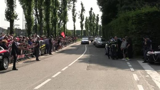 Berlusconi, il rientro del corteo funebre a Villa San Martino