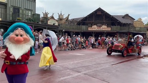 The Festival of Fantasy Parade has been canceled due to weather conditions ☔️⚡️ And instead they're doing a special RAIN PARADE ☔️ They're AWESOME! Their gestures are incredible ❤️ The magic of Disney even in the rain ☔️ | Disney World Packages -Orlando Florida