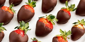These 10-Minute Chocolate-Covered Strawberries Will Mean The World To Your Valentine