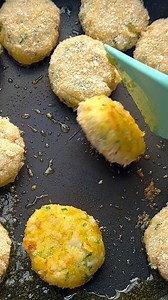 Non sapete mai come mangiare i filetti di platessa surgelati? Ci penso io 😜 queste polpettine sono facilissime, buonissime e potete cuocerle in padella, fritte e anche al forno 😎 . Polpette di Platessa Ingredienti: 400 g filetti di platessa (freschi o surgelati) 300 g patate 30 g Parmigiano Reggiano 30 g pangrattato 1 uovo prezzemolo sale pepe olio extravergine d’oliva . #allacciateilgrembiule #ricetta #ricettefacili #polpette #giallozafferano | Allacciate il grembiule di Luisa Orizio
