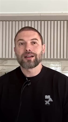 PAULO MUZY I MÉDICO CRM115573 on Instagram: "Perder peso a qualquer custo” pode custar caro. Sem o suporte de nutrientes adequados, dietas restritivas reduzem a ingestão de proteínas, cálcio e vitamina D, pilares que sustentam músculos e ossos. O resultado? Perda de massa magra, densidade óssea em queda e risco maior de fraturas. A literatura mostra que a velocidade e a forma da perda de peso importam. Reduções graduais, associadas a treino de força e à ingestão suficiente de proteína, podem pro