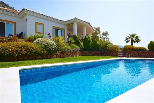 11 complementos básicos, baratos y prácticos para poner a punto la piscina con la llegada de la primavera