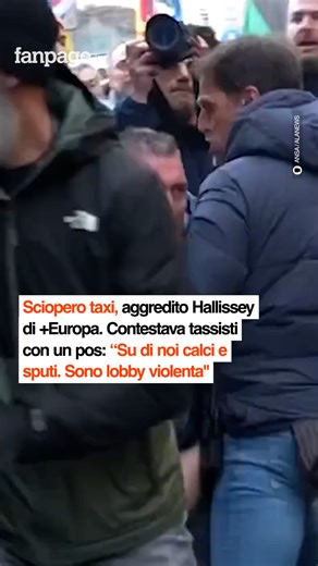 Calci, sputi e spintoni da parte dei tassisti in presidio davanti a Montecitorio contro il presidente di Europa Matteo Hallissey. L'esponente dei radicali si era recato, insieme allo streamer Ivan Grieco, nei pressi della protesta con dei cartelli con su scritto "basta lobby." "Abbiamo deciso di fare un piccolo flash mob in occasione della protesta dei tassisti contro Uber. Siamo andati li' con un pos, simbolicamente, e con dei cartelli con su scritto 'basta lobby'. I tassisti non l'hanno presa 
