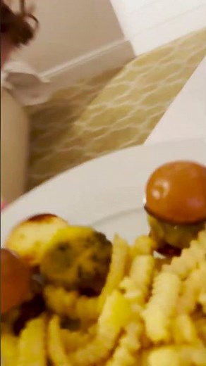 Adley's doll got MiNi Hamburgers!! Adley fed her doll food that was just her size 🍔