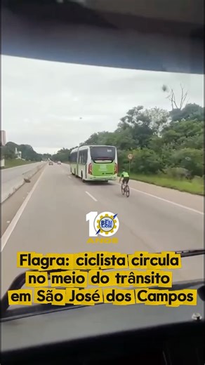 Pelo Bem de São José on Instagram: "Um ciclista foi flagrado circulando entre os carros na Avenida Mário Covas, em São José dos Campos. As imagens registram o momento em que ele segue pelo trecho com o trânsito movimentado. A situação chamou a atenção de motoristas que passavam pelo local. Não há informações sobre incidentes. As autoridades reforçam a importância do respeito às normas de trânsito para a segurança de todos. Pelo Bem de São José"