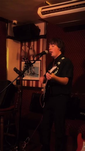 📻 Luke J Barrett "When You Walk In The Room" [Live] 📍 THE SUN INN, GODALMING {18th/Oct/'25} This DeShannon song is a favourite of mine and has been covered by many of my favourite musicians: The Searchers (who I met in 2024), Young Veins (Ryan Ross' post Panic! At The Disco band), Status Quo, and ABBA's Agnetha Fältskog #whenyouwalkintheroom #rickenbacker #thesearchers #jackiedeshannon #ryanross #agnethafältskog #statusquo #abba #agnetha #theyoungveins #panicatthedisco #12string #60smusic | Lu