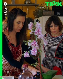 145K views · 291 reactions | Joelle, AJ et Mattias sont polyamoureux. Mais ça veut dire quoi ? Louis Theroux les a rencontrés pour mieux comprendre leur mode de vie 殺 ‘Louis Theroux - L'amour XXL’, c’est en REPLAY sur  RTBF Auvio | Tipik - RTBF | Facebook