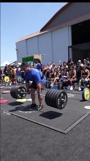 When The Whole ‪@gymshark‬ Fitness Event Watches You Lift…