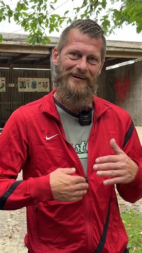 “Din stemme gør en forskel” Mød Jimmy, der har siddet i Udsatterådet i Aalborg Kommune og hør, hvorfor han mener, det er vigtigt, at flere stiller op. I uge 46 er der valg til Udsatterådet, hvor voksne borgere i udsatte positioner kan få indflydelse og være med til at skabe bedre vilkår og rettigheder. 👉 Er du over 18 år, bor i Aalborg Kommune og har lyst til at gøre en forskel – så spørg på dit sted, hvordan du kan stemme eller stille op. 💬 “Man får selvtillid, selvværd og føler sig respekter