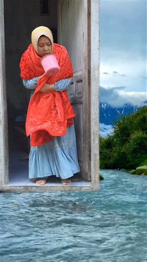 Mandi mandi dingin ga jadi ah #ocean #bigwave #cold #Winter #trending #comedy #lucu