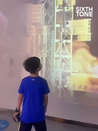 Recently, a 9-year-old boy angrily pointed out a mistake in a science video shown at a local planetarium. Eventually, both the national defense technology authorities and the planetarium provided this young scholar with a response. Check out more Daily Tones: http://ow.ly/S9sv50K45hl | Sixth Tone