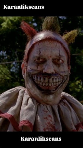 Karanlikseans on Instagram: "🎬 AMERICAN HORROR STORY: FREAK SHOW (2014) 🤡 Karakter: Twisty the Clown 🎥 Yönetmen: Alfonso Gomez-Rejon 🖋️ Yaratıcı: Ryan Murphy & Brad Falchuk 🎭 Oyuncu: John Carroll Lynch (Twisty) 📺 Bölüm: Edward Mordrake: Part 2 – Sezon 4, Bölüm 4 🏆 Tür: Psikolojik Korku, Gerilim, Antoloji 📅 Yayın Yılı: 2014 🩸 Twisty sadece bir palyaço değil, çocukluğun masumiyetini karanlığa boğan bir trajedi. Maskesinin ardında ne gülüş kaldı, ne umut… sadece sessiz bir çığlık. #America