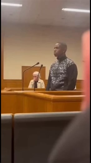 Kyz Le Chacal on Instagram: "🚨😂 800 000€ “amour” : il rigole devant la juge… malaise total 😭 Caméra tremblante : la juge parle d’escroquerie au sentiment, la dame âgée est en larmes, et lui répond en mode cité en parlant de “générosité”. Fiction/satire générée par IA. #justice #tribunal #arnaque #satire #amour"