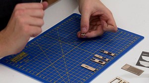 Mit den Lasercut-Minis baust du schöne, kleine Szenen, die sich leicht planen und schnell umsetzen lassen. In diesem Video zeigen wir dir, wie du einen kleinen SPIELPLATZ mit Türmen, Brücke, Rutschbahn, Kletterwand und Kletternetz baust. | FALLER Modellbau