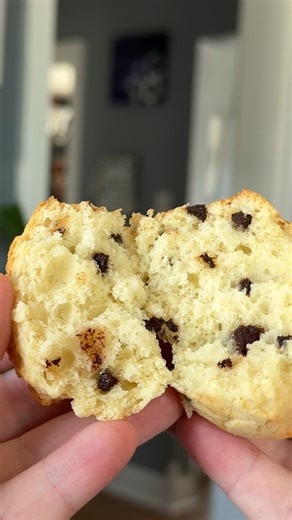 Muffin Mix ✨ To Make Mix: 5 cups all purpose flour 2 cups white sugar 3 tbsp baking powder 1 tbsp salt (half gallon jar) To Make Muffins: 1 cup milk 1 egg 1/2 cup melted butter 3 cups dry mix 1 cup to 1 1/2 cups of inclusions (berries, chocolate chips, etc.) Bake at 400F for 17-20 minutes. Makes 12 muffins. Labels are available in my shop: livingplanetfriendly.com/shop/ Order my cookbook: https://found.us/products/6602b95d018534975a1757ca?code=livingplanetfriendly #Eco #Ecofriendly #Homemade #Ho