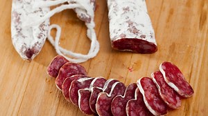 ¿La piel del fuet se puede comer o es mejor quitarla?