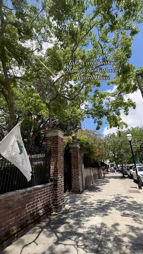 Take a stroll through our Nathaniel Russell House! Nathaniel Russell and his wife Sarah Hopton Russell moved into the house in 1808. The house, regarded as one of Charleston’s finest, is characterized by its geometrically shaped rooms, formal gardens, and three story free-flying staircase. Observe the charm and learn more about the history of the Nathaniel Russell House, and the enslaved men and women that lived and worked here. ➡️ Open everyday for tours, if there’s one house museum to see, thi