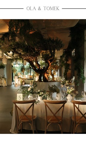 Katarzyna Karpińska | Wedding & Event Planner on Instagram: "Ola i Tomek marzyli o ceremonii, która będzie nienachalna, elegancka, pełna spokoju i włoskiej otulacjącej swobody. I dokładnie taki klimat chcieliśmy podarować im i Gościom. Ich emocje, łzy wzruszenia, uśmiechy wypełniły tą atmosferę światłem. Montaż miejsca ceremonii zaczął się rano. Każdy detal - od ustawienia krzeseł, przez układ kwiatów, aż po próby dźwięku i muzyki, musiał być idealnie zsynchronizowany. To ta część, której nikt n