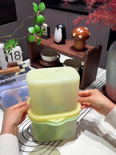 A standable, food-grade silicone food container that is safe for use in both the microwave and the freezer. #fyp #home #kitchen #gadgets #homeimprovement