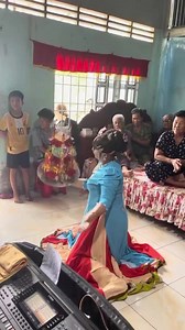 Cô 7 Lan Anh múa mâm cho bà cụ miền Tây