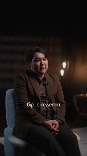 WIK | Written in Kazakhstan on Instagram: "Автор “Иесіз көлеңке” кітабында жылтыр табыс пен жасанды жетістікке емес, қарапайым адамдарға назар аударады. Олар да - өз ойы, өз үні бар жандар. Қарапайым адамның қарапайым өмірі де мәнсіз емес, ол да мағынаға толы екенін көрсетеді. Сонымен қатар, дәл сондай кейіпкердің кітапта насихатталғанын қалады. Алғашқы оқырман болғыңыз келсе алдын ала тапсырыс беріңіз: Kaspi арт: 155475302"
