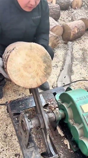 Expert Log Splitting with a Heavy-Duty Electric Hydraulic Splitter