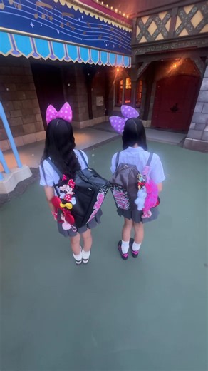 ディズニーでシャボン玉ダンスを楽しむ高校生