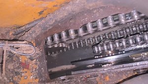 Here is a quick video of the chain drive on a Mustang 2040, it has to get a complete bearings and seals replacement in 1 side due to water contamination , quite a nasty and time consuming job | Skidsteer Doctor Ltd