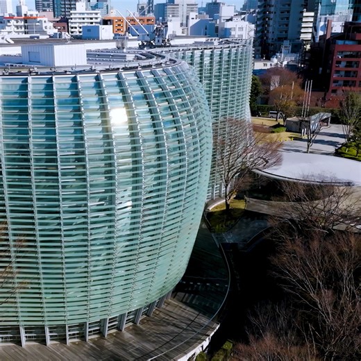 📍六本木でアートスポットのハシゴを楽しむ 六本木エリアには個性を持った美術館やギャラリーが多く集結しています。国立新美術館、サントリー美術館、森美術館から構成される「六本木アート・トライアングル」、デザインの楽しさに触れられるプログラムを展開する21_21 DESIGN SIGHT、複数のギャラリーが入居するcomplex665やピラミデビルなどがあります。 さらに、パブリックアートも街中に点在しているので、国立新美術館で展示を鑑賞した後に、近隣のアートスポットも巡ってみるのもよいでしょう。 また、「六本木アート・トライアングル」の3つの美術館では、展覧会チケットの半券を提示することで、ほか2つの美術館の観覧料が割引になるサービスも実施しています。併せてご活用ください。 📍Go gallery-hopping The Roppongi area is home to many noteworthy art museums and galleries, foremost among them the institutions that make up the “Roppongi Ar