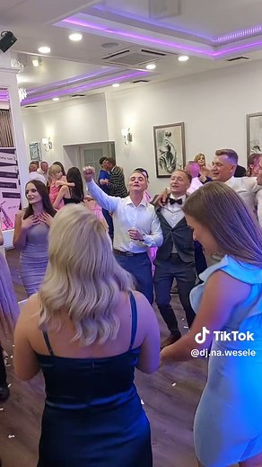 Muzykalna atmosfera na weselu z DJ-em na akordeonie