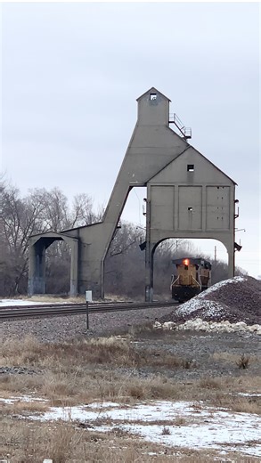 Atlas Snap Track Shelf Layout on Instagram: "#trains #genevasub #unionpacific #dekalb #coaltower"