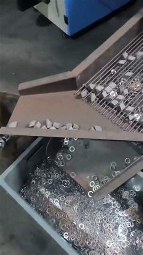 Deburring process in the flat washer workshop