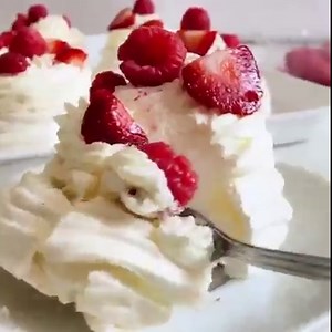 88K views · 183 reactions | Mini Pavlovky – recept od @lenkamajtanova <3 4HOME výpredaj: https://bit.ly/4HOMESale 4 bielka 240g trstinový cukor Štipka soli POSTUP: https://receptar.online/receptar_kategorie/dezerty/ Zdieľajte ďalej <3 | Receptár.online | Facebook