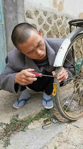 How to Lock Your Bicycle Wheel Securely