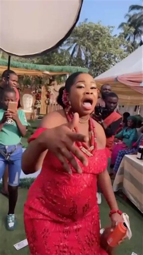 Heavily Pregnant Bride Steals the Show on the Dance Floor! 🤰🔥💃