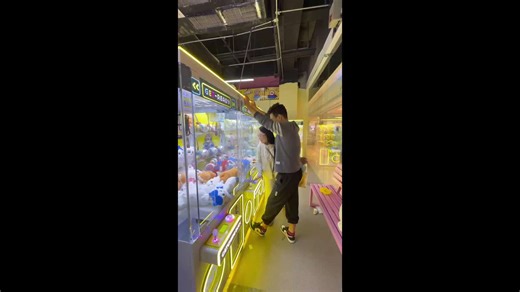 Man pulls and tilts claw machine to win doll in Shandong, China