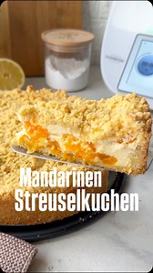 ✨🍊 Unser Mandarinen-Streuselkuchen aus dem ZauberTopf Club! Knusprige Streusel, cremige Schmandmasse, fruchtige Mandarinen und alles ganz easy mit dem Thermomix® zubereitet. 😍 Speichern, backen, verlieben! 🤍 Für 12 Stücke Für die Streusel und Boden 300 g Weizenmehl Type 405 100 g Zucker 160 g weiche Butter 1 Vanillezucker 1,5 TL Backpulver 1 Prise Salz Für den Belag 480 g Mandarinen (Dose), abgetropft 800 g Schmand 85 g Zucker Saft von 0,5 Zitrone Abrieb von 0,5 Zitrone 1 Pck. Vanillepuddingp