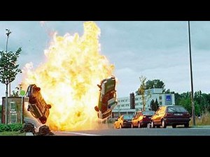 車内で冷却スプレーを噴霧後にライターに火を付けて爆発