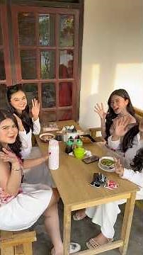 Karena penasaran banget sama warung kak mel cewek-cewek kota ini akhirnya pada jajan ke warung