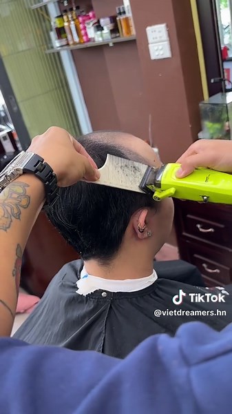 Cắt tóc ghé nha.. 🫵🏻💇🏻‍♂️ #vietdreamersbarbershop #cattocnam #haircut #hanoi