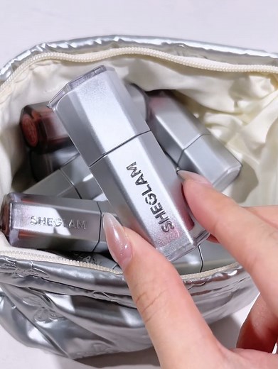 Hydrated lips on the go 💅👄 Keep your lip look locked in wherever you go with our Glass Lock Air Gloss this DIY bag charm hack 💡 Shop yours now at SHEGLAM.com 🛍️🛒 Featuring: SHEGLAM Glass Lock Air Gloss ID: 240771444 #lips #lipsmakeup #lipcare #LipTrend #SHEGLAM #SHEGLAMlipgloss #Glasslock #SHEGLAMglasslockairgloss | SHEGLAM