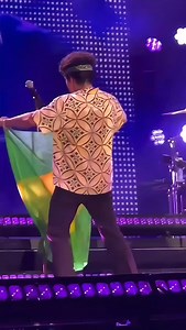 🚨 HISTÓRICO! 🚨 ​A "Bruno Mars Live in Brazil" é oficialmente a turnê de maior bilheteria por um artista na história do Brasil! 🇧🇷 ​O "Bonde do Brunão" fez história e arrecadou impressionantes US$85 MILHÕES com 817 mil ingressos vendidos em 14 shows no nosso país. ​Um marco de bilheteria que mostra a força e o amor do público brasileiro por @brunomars ​Qual foi o seu show favorito da turnê? Conta pra gente! 👇 ​#BrunoMars #BondedoBrunão #TurneBrunoMars #Recorde #Música #brunomarsliveinbrazil 