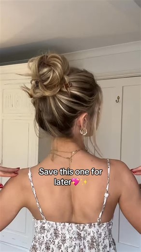 @elizabethbrownn__ on Instagram: "Mini claw clips = instant upgrade 🔥 Follow for more inspo #hairtok #hairbun #messybun #miniclawclipshairstyle #hair"