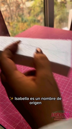 ✨ Isabella es un nombre de origen hebreo que significa “Promesa de Dios” o “Dios es mi juramento”.Con un toque elegante y romántico, ha sido un nombre fuerte y lleno de luz a lo largo de la historia. 🌸💫Ideal para quienes llevan magia, fe y dulzura en su esencia. 💖 | Lucenzo, Arte en Plumavit