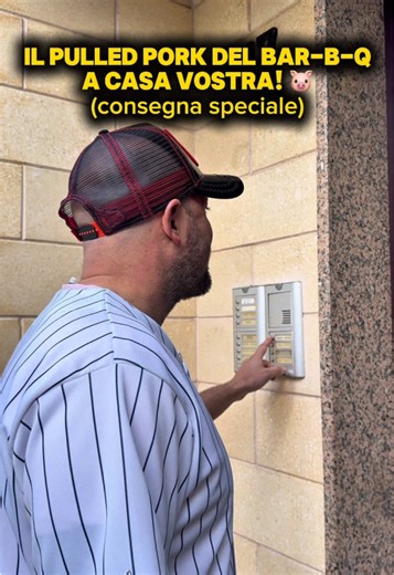 Ciao Amici del Bar-B-Q! 🔥 Volete passare una bella serata a casa con gli amici ma mangiando il nostro Pulled Pork? 🤔 Potete farlo, vi forniamo la carne e rigenerarla è facilissimo! 🐷 Però dovete venire a prenderla a Torre dell’Orso la consegna a domicilio solo per la nostra Sara! 😂 🗓️ Ci rivediamo a Torre dell’Orso Venerdì 20 Febbraio 📞INFO BAR-B-Q: 379 160 9729 🗽INFO VIAGGIO NEW YORK: 0832 347155 Go big or go home! 📍Bar-B-Q, Piazza della Luna, Torre dell’Orso (LE) 📹 @Monci.xyz #food #b