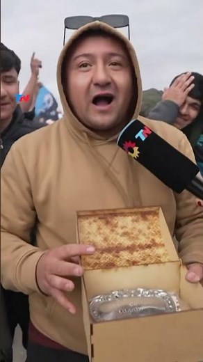 "HE'LL HELP US FROM HEAVEN" | A Belgrano fan brought his dad's ashes to the final