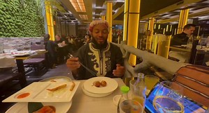 TUTORIAL COMMENT UTILISER LES BAGUETTES 🥢 ASIATIQUES 🥢. j'étais parti dîner dans un restaurant asiatique et j'ai profité pour vous expliquer comment utiliser les 🥢 chinois. La cultures asiatiques et l'un des cultures les plus utilisées des nos jours et les asiatiques sont un peu partout et ils s'intègrent parmi les autres cultures et nous aussi nous pouvons apprendre leurs coutimes et abutue. INVITATION À TOUT LES MONDES. #sushi #asianfood #allyoucaneat #peulh_fouta #halpulaar #culturalherita