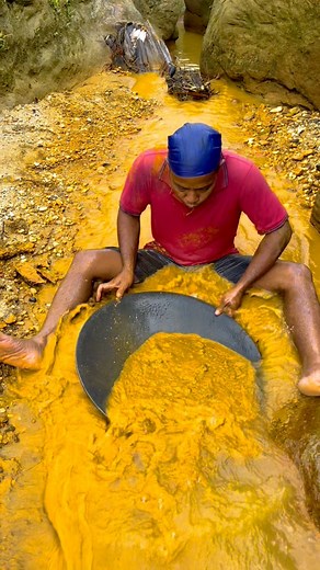 300K views · 1.9K reactions | Wow⚒️amazing, I found a pink substance on the edge of the slope, containing hundreds to millions of gold | Gold Hunter | Facebook